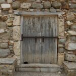 Pintu kayu yang tertutup dari rumah batu