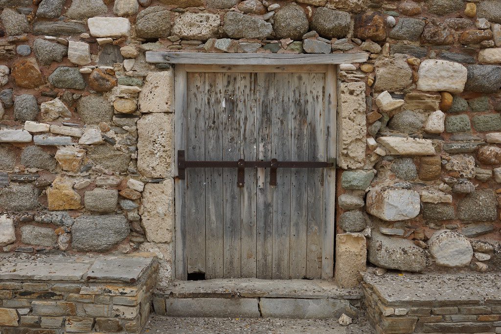 Pintu kayu yang tertutup dari rumah batu